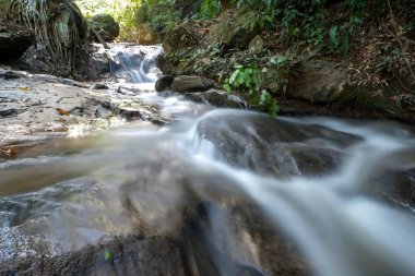 kayaların üzerinden akan dere