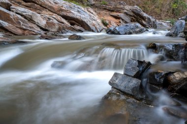 kayaların üzerinden akan dere