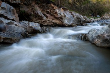 kayaların üzerinden akan dere
