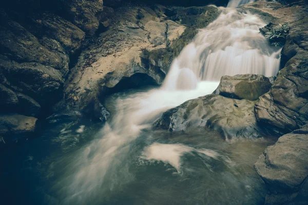 Ruisseau coulant sur les rochers avec effet filtre style vintage rétro — Photo