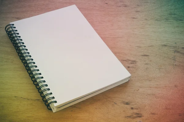 Cuaderno de papel y pluma sobre una mesa con efecto filtro retro vinta — Foto de Stock