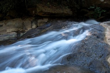 kayaların üzerinden akan dere