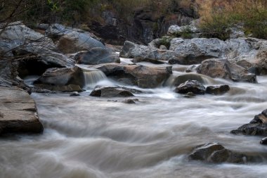 kayaların üzerinden akan dere
