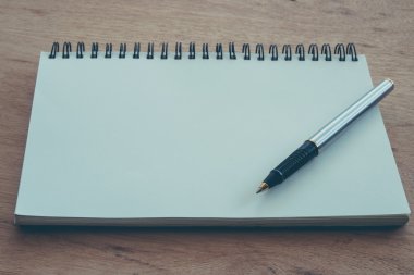 Kağıt defter ve kalem filtre etkisi retro vinta bir masada