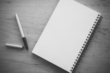 Kağıt defter ve kalem filtre etkisi retro vinta bir masada