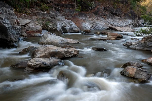 Река течет по скалам — стоковое фото