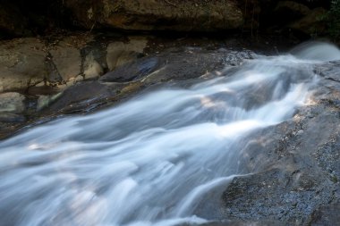 kayaların üzerinden akan dere