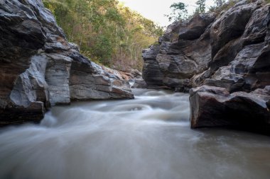 kayaların üzerinden akan dere