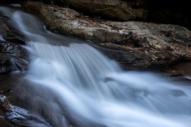 kayaların üzerinden akan dere