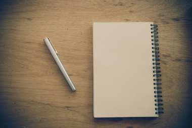 Kağıt defter ve kalem filtre etkisi retro vinta bir masada