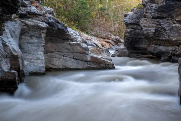 Река течет по скалам — стоковое фото