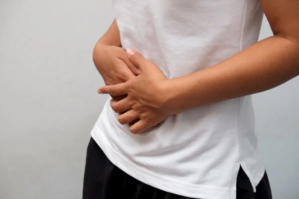 Μεγέθυνση της γυναίκας που πάσχουν από τον πόνο στο στομάχι — Φωτογραφία Αρχείου