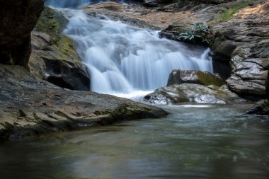kayaların üzerinden akan dere