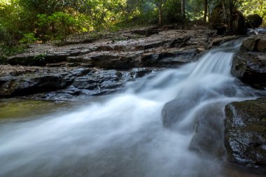 kayaların üzerinden akan dere
