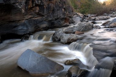 kayaların üzerinden akan dere