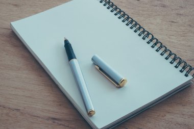 Kağıt defter ve kalem filtre etkisi retro vinta bir masada