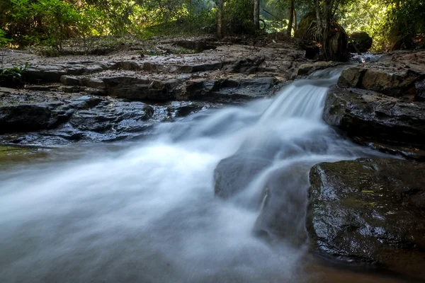 kayaların üzerinden akan dere