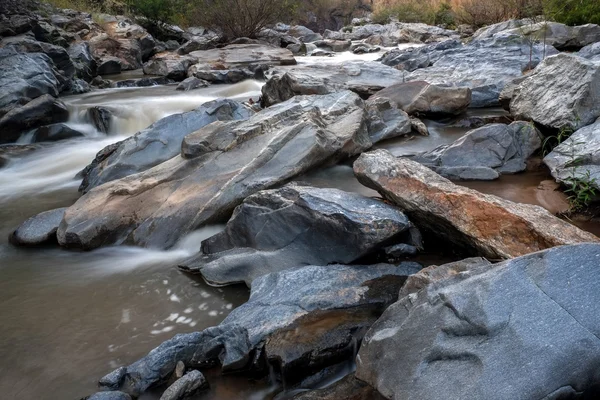 Bach fließt über die Felsen — Stockfoto