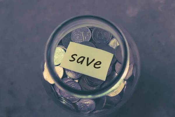 Économiser de l'argent pour l'investissement concept argent dans le verre avec filtre — Photo