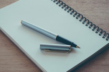 Kağıt defter ve kalem filtre etkisi retro vinta bir masada