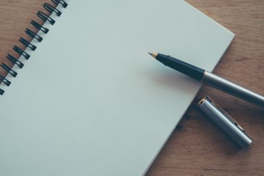 Kağıt defter ve kalem filtre etkisi retro vinta bir masada