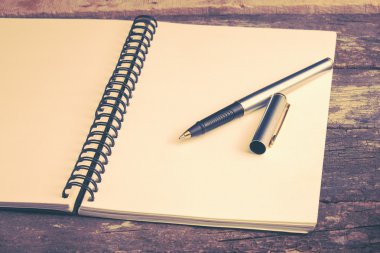 Kağıt defter ve kalem filtre etkisi retro vinta bir masada