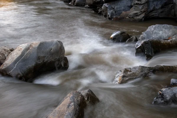 Creek przepływającym przez skały — Zdjęcie stockowe