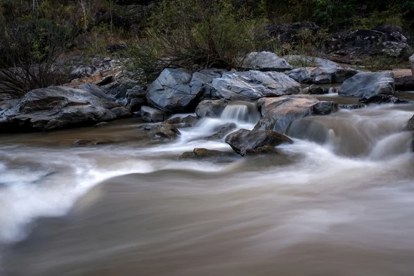 ลําธารที่ไหลผ่านหิน — ภาพถ่ายสต็อก