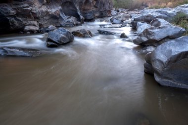 kayaların üzerinden akan dere