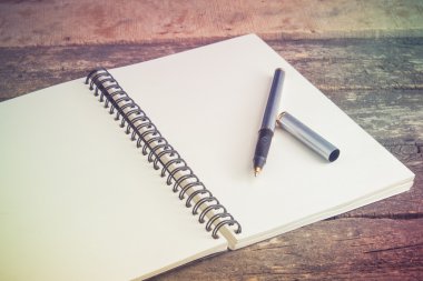 Kağıt defter ve kalem filtre etkisi retro vinta bir masada