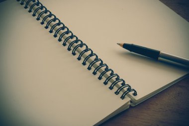 Kağıt defter ve kalem filtre etkisi retro vinta bir masada