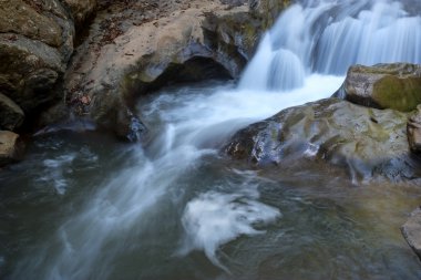 kayaların üzerinden akan dere