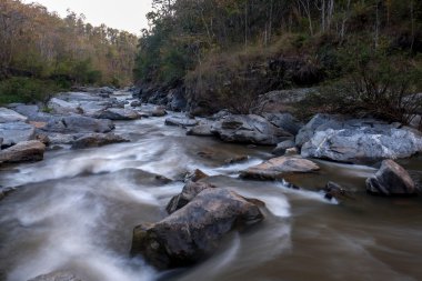 kayaların üzerinden akan dere