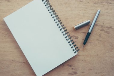 Kağıt defter ve kalem filtre etkisi retro vinta bir masada