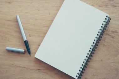 Kağıt defter ve kalem filtre etkisi retro vinta bir masada