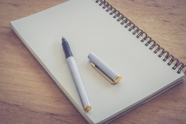 Kağıt defter ve kalem filtre etkisi retro vinta bir masada
