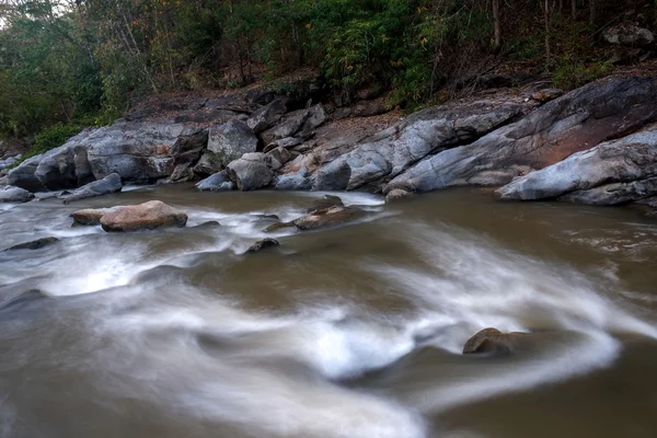 Creek fluindo sobre as rochas — Fotografia de Stock