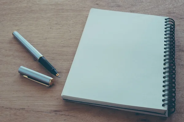 Notizbuch und Stift auf einem Tisch mit Filtereffekt Retro-Vinta — Stockfoto