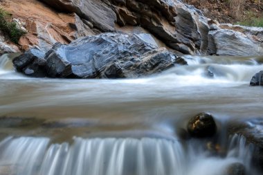 kayaların üzerinden akan dere