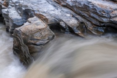 kayaların üzerinden akan dere