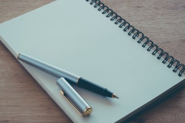 Kağıt defter ve kalem filtre etkisi retro vinta bir masada