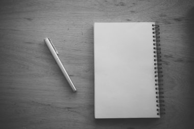 Kağıt defter ve kalem filtre etkisi retro vinta bir masada