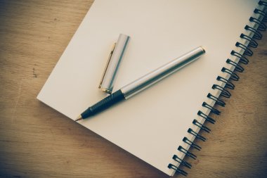 Kağıt defter ve kalem filtre etkisi retro vinta bir masada