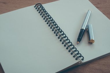 Kağıt defter ve kalem filtre etkisi retro vinta bir masada