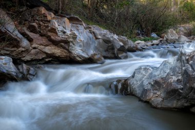 kayaların üzerinden akan dere