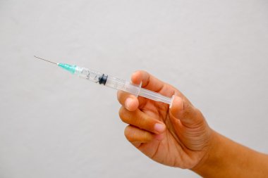 El tutma şırınga ile filtre etkisi retro vintage tarzı