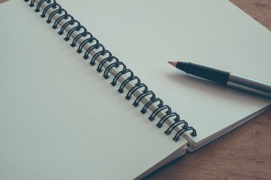 Kağıt defter ve kalem filtre etkisi retro vinta bir masada