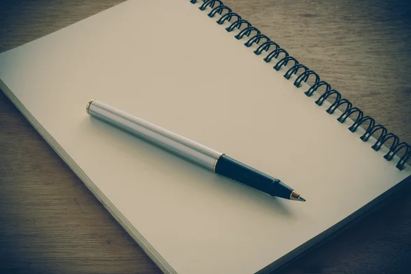 紙のノートとフィルター効果のレトロなヴァルのテーブルの上のペン — ストック写真