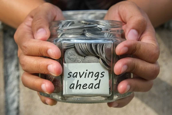 Spara pengar för investeringar konceptet pengar i glas med filter — Stockfoto