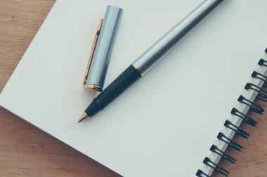 Kağıt defter ve kalem filtre etkisi retro vinta bir masada